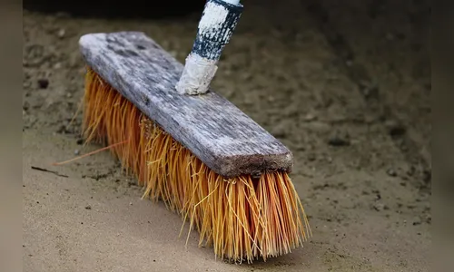 Ladrões usam vassoura para arrombar e furtar salão em Apucarana