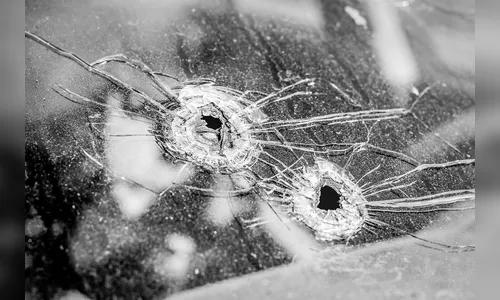 Homem agride a ex e destrói vidro de carro com enxada em Arapongas