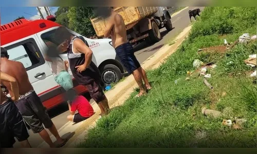 Pedestre tem perna esmagada após ser atropelado por caminhão no PR