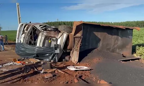 Caminhão carregado com piche tomba e mata motorista na PR-180