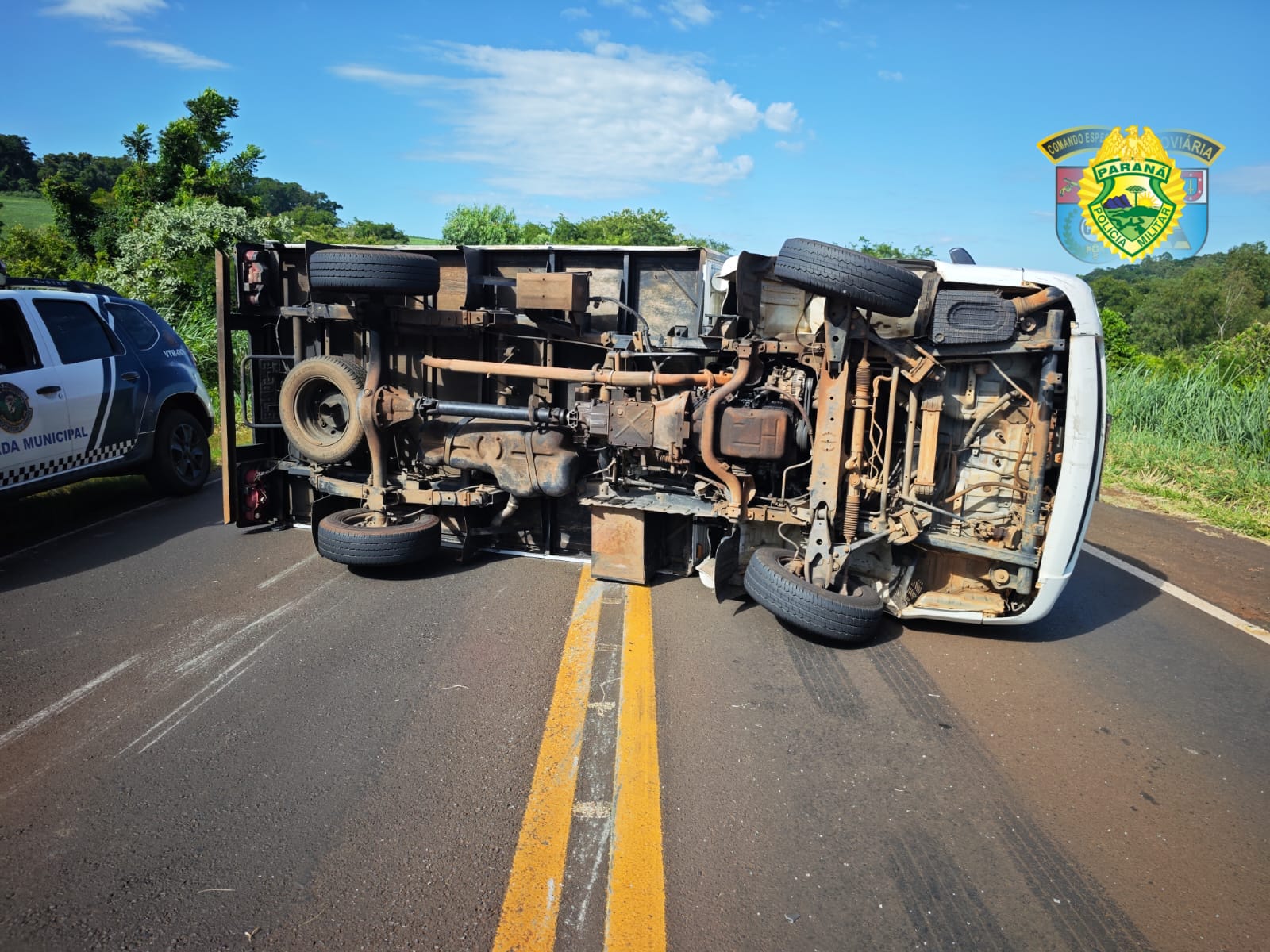 Veículo tomba na pista após motorista perder controle na PR - 272