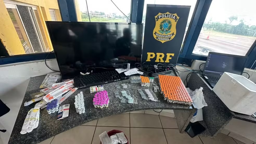 Casal é preso com 437 frascos de emagrecedores presos ao corpo no PR