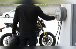 Motociclista teria furado a fila, afirma motorista