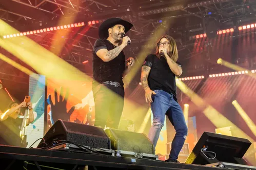 Multidão, música e emoção marcam o encerramento dos 82 anos de Apucarana