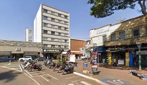 Qual é o primeiro prédio residencial construído em Apucarana?