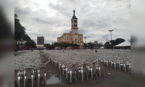 'Mar de cadeiras' toma conta da área central para receber romeiros em Apucarana