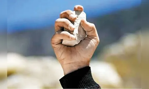 Briga com pedradas assusta moradores no centro de Jandaia do Sul