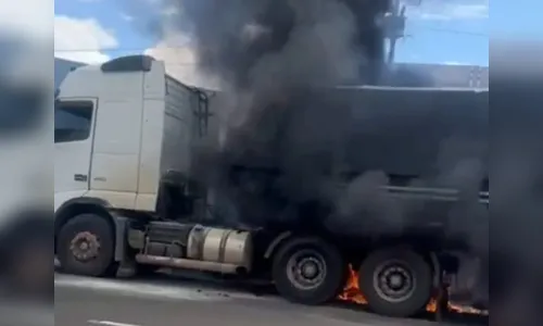 Carreta pega fogo em Maringá e chamas quase atingem tanque de combustível