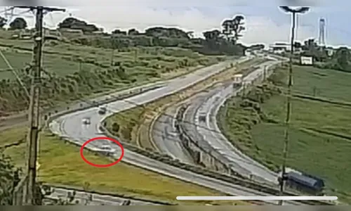 Carro derrapa e gira em pista molhada na curva do Pirapó em Apucarana; veja