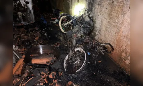 Incêndio destrói motocicleta e atinge residência em Jandaia do Sul