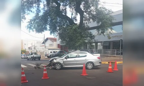 Acidente no centro de Apucarana deixa motociclista ferido nesta tarde