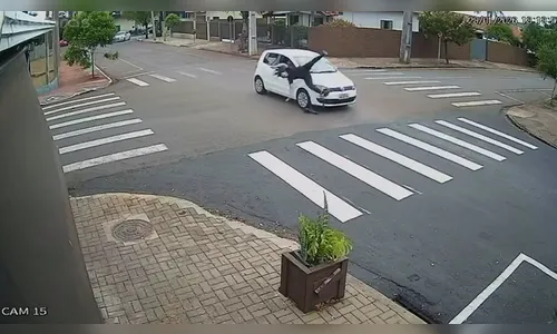 Vídeo flagra jovem de patinete sendo 