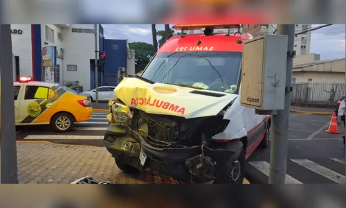 Ambulância do Samu se envolve em acidente no centro de Apucarana