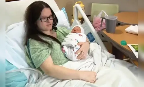 Mulher dá à luz no trabalho sem saber que estava grávida