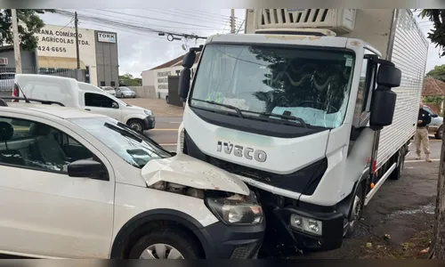 Colisão entre veículo da prefeitura e caminhão é registrada em Apucarana