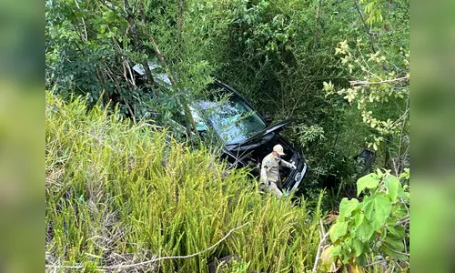 Carro com dois ocupantes cai em ribanceira na Rodovia do Milho