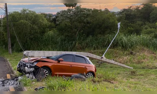 Homem joga caminhonete contra carro da ex-mulher em Apucarana; criança estava com a mãe no veículo