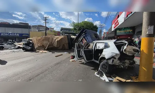 Vídeo mostra momento em que carreta desgovernada atinge 12 veículos em SC