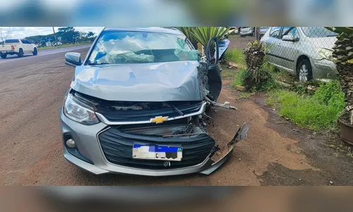 Colisão entre carro e caminhão deixa motorista gravemente ferido em Arapongas