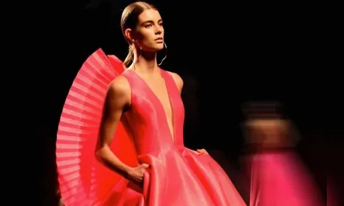 Modelo e filha de jogador de futebol morre aos 21 anos de idade; polícia investiga