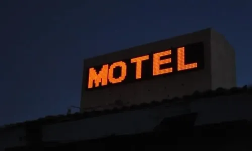 Suruba com picanha e vinagrete termina com dois homens presos em motel