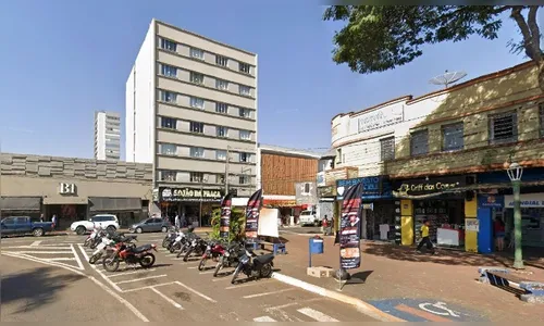 Qual é o primeiro prédio residencial construído em Apucarana?