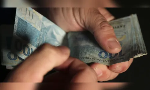 Homem alega que foi forçado a fazer sexo com travestis e pede para esposa pagar programa