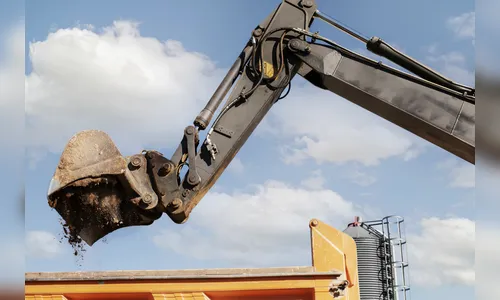 Ladrões levam 200 litros de diesel de escavadeira em Rio Bom