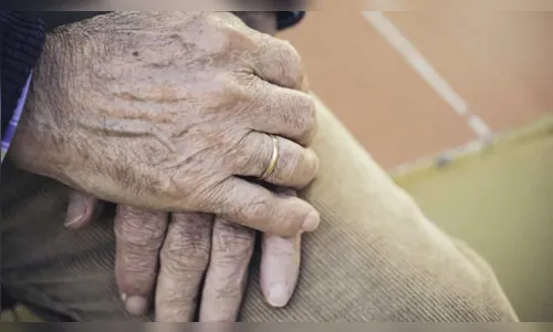 Idoso é amarrado por criminosos durante assalto a residência