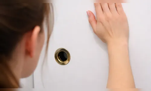 Mulher fica presa em banheiro de prédio e pede socorro pela janela em Faxinal