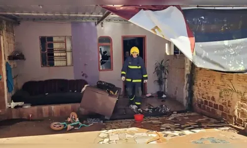 Casa pega fogo após discussão e mulher é detida no Paraná