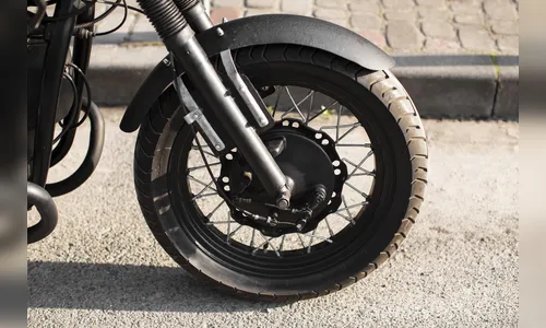 Moto com chassi raspado e motor adulterado é apreendida pela PM