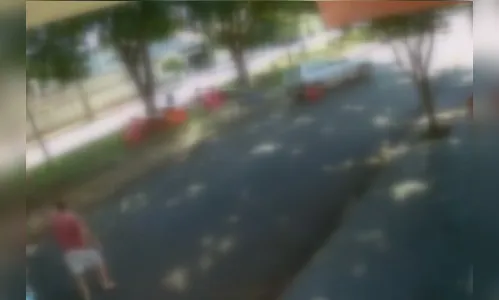 Mulher morre após ser atropelada e arrastada por carro no PR; veja vídeo