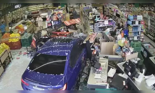 BMW invade supermercado no PR após mulher confundir pedais de carro automático