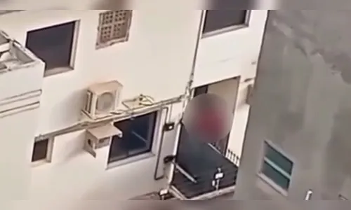 Casal é pego fazendo sexo na escadaria de fórum e vídeo é repassado à polícia