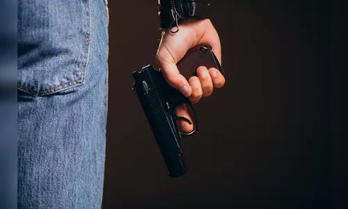 Suposta traição termina com tiro em barbearia em bairro de Apucarana