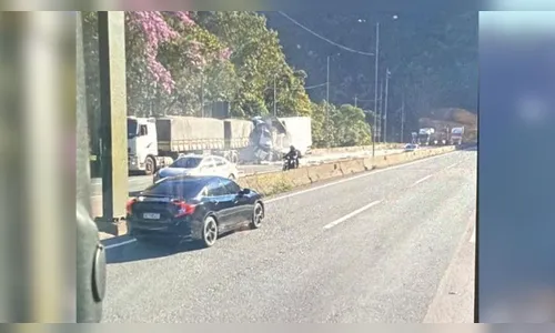 Acidente entre caminhões bloqueia a BR-376; carga de peixe se espalhou na pista