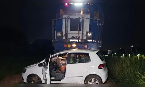 Carro é arrastado por trem por 200 metros e deixa mulher presa às ferragens