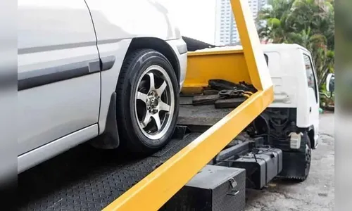 Carro bate em picape estacionada em Ivaiporã e é recolhido ao pátio da PM