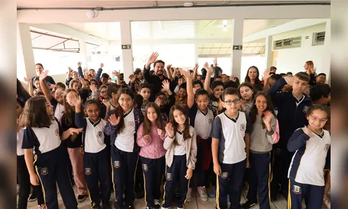 Rafael Cita faz entrega simbólica de kits escolares em Arapongas