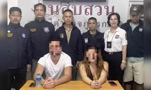 Casal pego fazendo sexo a 3 em veículo andando na rua é preso pela polícia