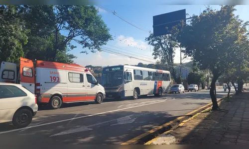 Frenagem de ônibus após colisão deixa três feridos em Apucarana