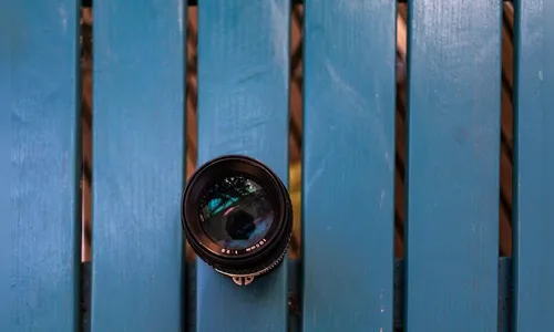 Jornalista é preso por esconder câmera no banheiro feminino da própria empresa