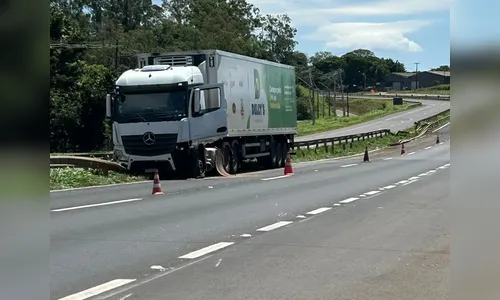 Carreta perde o controle e causa bloqueio parcial na BR-376 em Apucarana