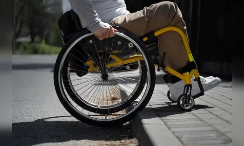 Homem empurra cadeirante de prédio e se joga em seguida; eles eram pai e filho