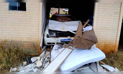 Carro desce rua sozinho, invade casa e deixa mulher ferida no Paraná
