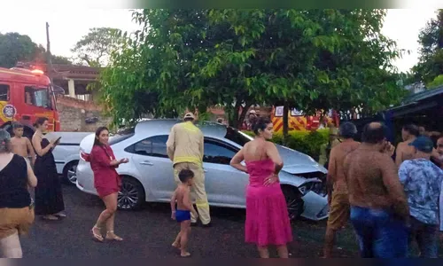 Batida em cruzamento de Ivaiporã termina com veículos em muro