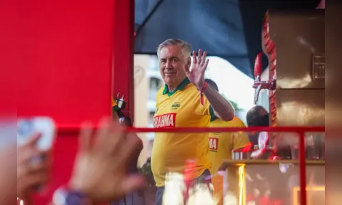 Carlo Ancelotti vira alvo de polêmica após foto beijando três mulheres circular nas redes