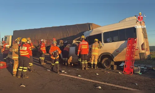Acidente entre caminhão e van causa cinco mortes no Distrito Federal