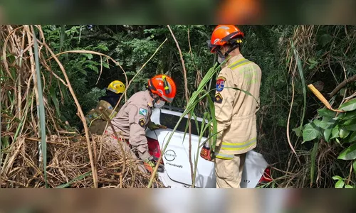 Após saída de pista, ocupantes abandonam carro na PR-170 em Apucarana; veja